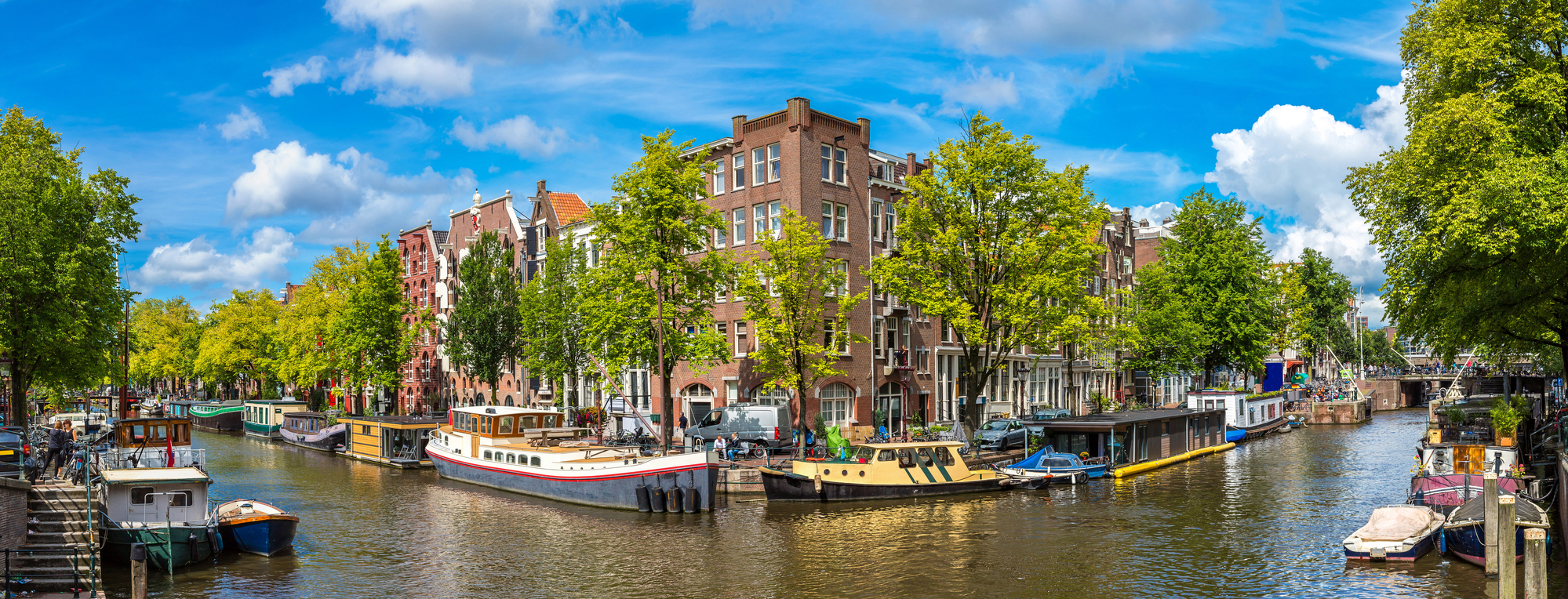 Kanal und Gebäude in Amsterdam